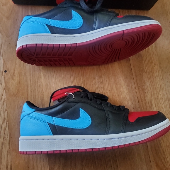 Womans Air Jordan 1 Retro Low OG NWB, Size 7 - Picture 4 of 8